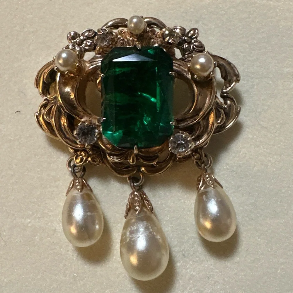 Vintage Accessocraft NYC Emerald Pearl Brooch Pendant Gold Tone